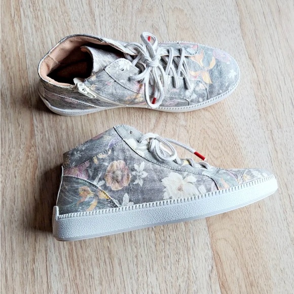 Think! brand light gray with floral accent high top sneakers. NWT. Size 8.Cute! - Picture 2 of 11